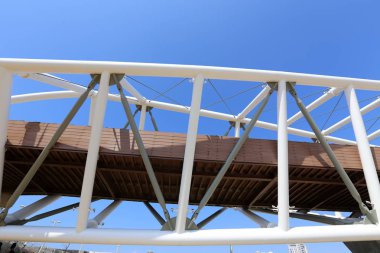 Köprü - bir engel dikilmiş bir yapay yapısı 