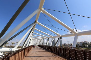 Köprü - bir engel dikilmiş bir yapay yapısı 