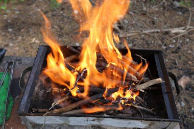 Barbekü ortasında yanıklar ateş, şiş kebap kızartacak 