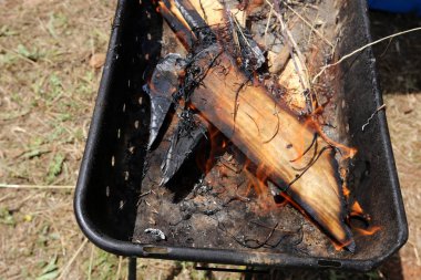 Barbekü ortasında yanıklar ateş, şiş kebap kızartacak 