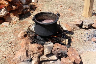bir tencerede demlenmiş taze meyve kompostosu 