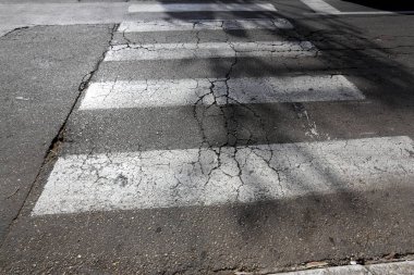 Bir taş, ahşap ya da asfalt patika tarafında veya caddenin iki yanında bulunan kaldırım olduğunu. 