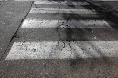 Bir taş, ahşap ya da asfalt patika tarafında veya caddenin iki yanında bulunan kaldırım olduğunu. 