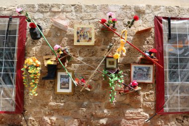 çiçek yatak ve saksı şehrin sokaklarında 