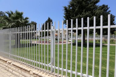 Çit - geçiş için yangın dolapları ve gates geçiş için başka bir bölgede, bir çit korumak için hizmet yapmak. 