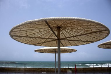 gölgelik üzerinden sıcak güneş ışığında deniz kıyısı 