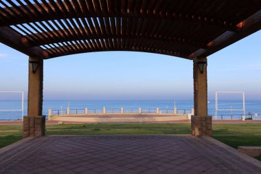 gölgelik üzerinden sıcak güneş ışığında deniz kıyısı 