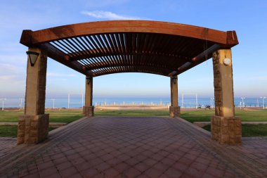 gölgelik üzerinden sıcak güneş ışığında deniz kıyısı 