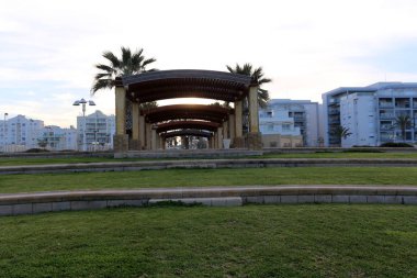 gölgelik üzerinden sıcak güneş ışığında deniz kıyısı 