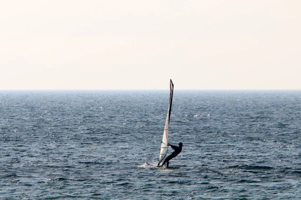 帆と基板の海の男 — ストック写真