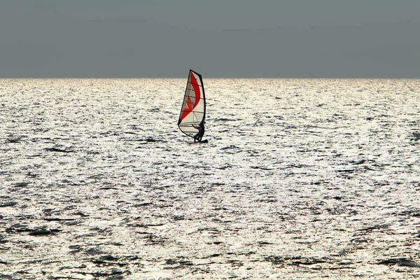 Hombre Mar Una Tabla Con Una Vela — Foto de Stock