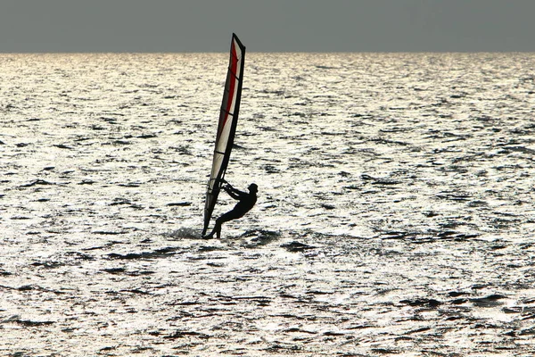 Mann Meer Auf Einem Brett Mit Segel — Stockfoto