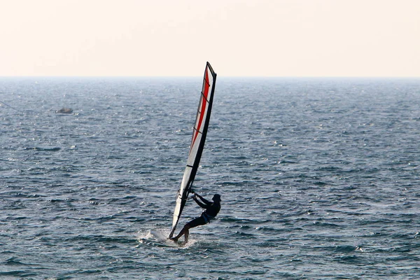 Man Zee Een Bord Met Een Zeil — Stockfoto