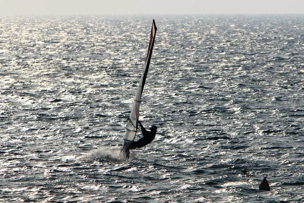 Hombre Mar Una Tabla Con Una Vela — Foto de Stock