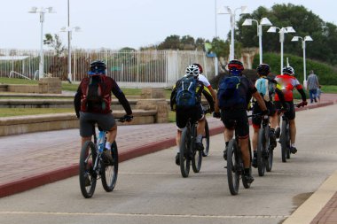 Bir tekerlek serbestçe bir tur başlıyor bir dönem eksen diskte sabit veya döner 