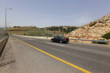 yol - araçlar ve yayalar için bir mühendislik yapısı. 