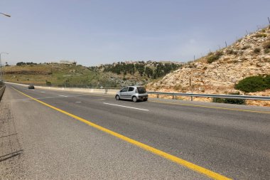 yol - araçlar ve yayalar için bir mühendislik yapısı. 