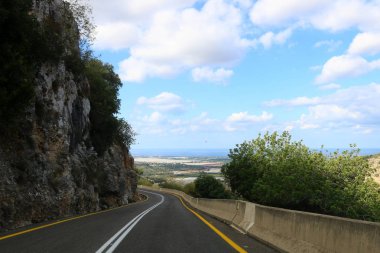 yol - araçlar ve yayalar için bir mühendislik yapısı. 
