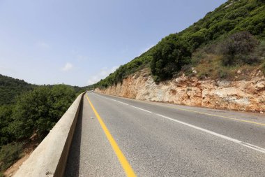 yol - araçlar ve yayalar için bir mühendislik yapısı. 