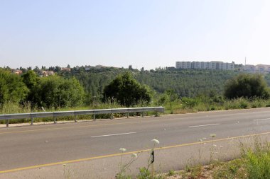 yol - araçlar ve yayalar için bir mühendislik yapısı. 