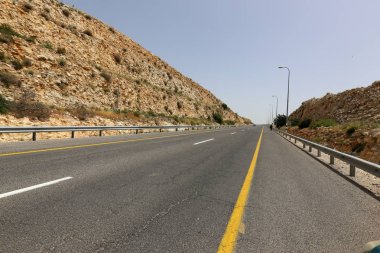 yol - araçlar ve yayalar için bir mühendislik yapısı. 