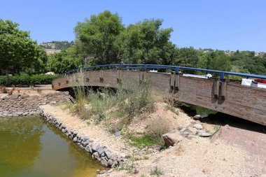 Köprü - bir engel dikilmiş bir yapay yapısı 