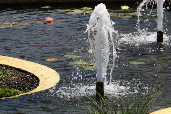 Fontaine Artificielle Eau Qui Tombe Dans Parc Ouvert — Photo