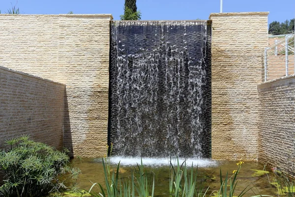 Fuente Artificial Agua Que Cae Parque Abierto — Foto de Stock