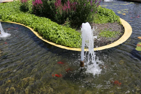 Fuente Artificial Agua Que Cae Parque Abierto — Foto de Stock