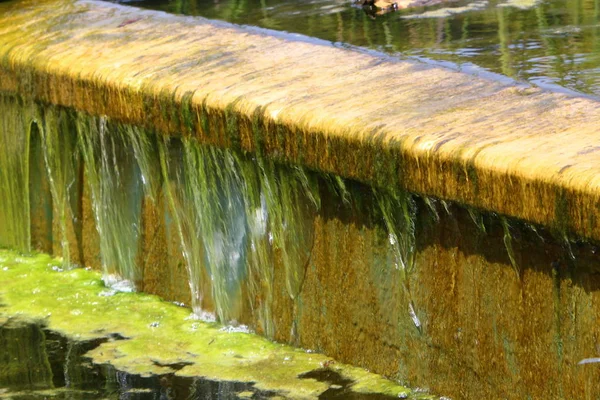 Air Mancur Buatan Jatuh Air Taman Terbuka — Stok Foto