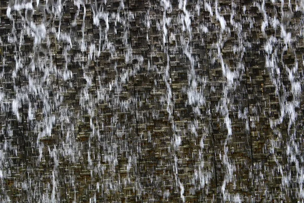 Искусственный Фонтан Падающей Воды Открытом Парке — стоковое фото
