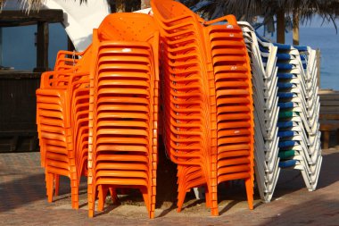 Sandalye - bir kişi, sırt ve koltuk ile oturduğum için tasarlanmış mobilya 