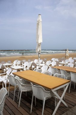 Sandalye - bir kişi, sırt ve koltuk ile oturduğum için tasarlanmış mobilya 