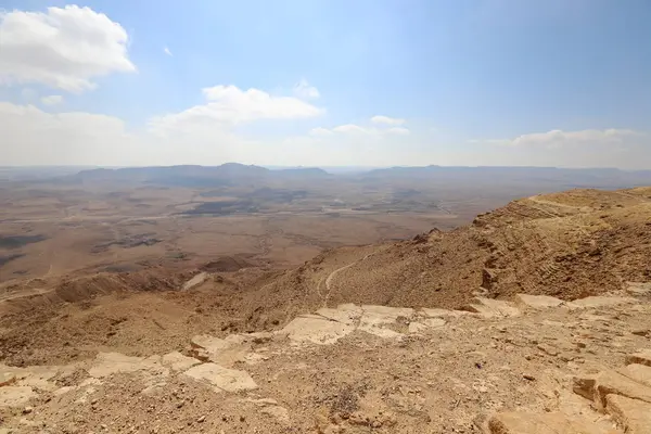 以色列南部内盖夫沙漠中的Ramon Crater — 图库照片