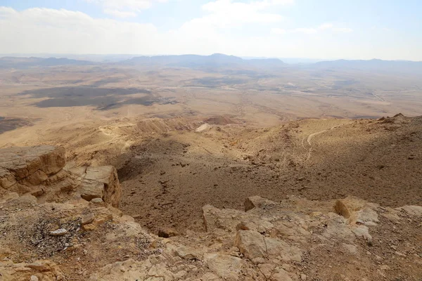 이스라엘 사막에 분화구 — 스톡 사진