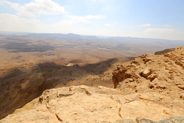 이스라엘 사막에 분화구 — 스톡 사진