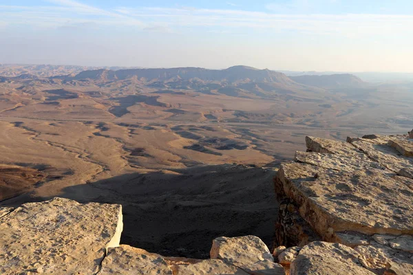 以色列南部内盖夫沙漠中的Ramon Crater — 图库照片