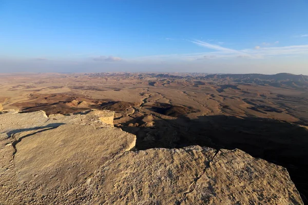 以色列南部内盖夫沙漠中的Ramon Crater — 图库照片