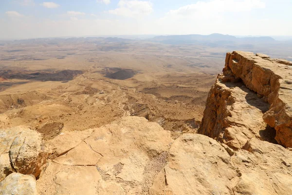 以色列南部内盖夫沙漠中的Ramon Crater — 图库照片