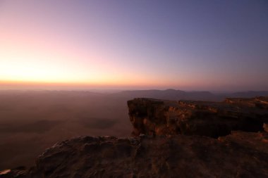 İsrail 'deki Negev Çölü' nde Ramon Krateri 'nin üzerinde gün doğumu 