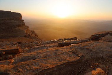 İsrail 'deki Negev Çölü' nde Ramon Krateri 'nin üzerinde gün doğumu 