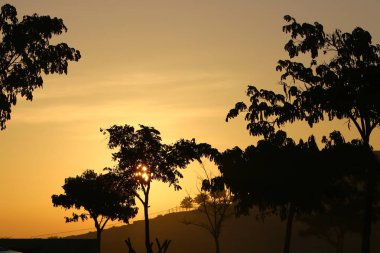 İsrail 'deki Negev Çölü' nde Ramon Krateri 'nin üzerinde gün doğumu 