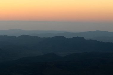 İsrail 'deki Negev Çölü' nde Ramon Krateri 'nin üzerinde gün doğumu 