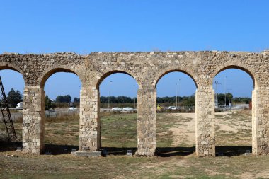 İsrail 'in kuzeyindeki Acre şehrindeki antik Roma su kemerinin kalıntıları. 