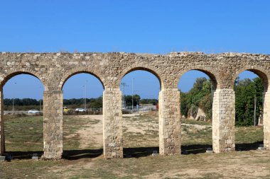 İsrail 'in kuzeyindeki Acre şehrindeki antik Roma su kemerinin kalıntıları. 
