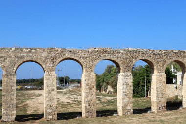 İsrail 'in kuzeyindeki Acre şehrindeki antik Roma su kemerinin kalıntıları. 