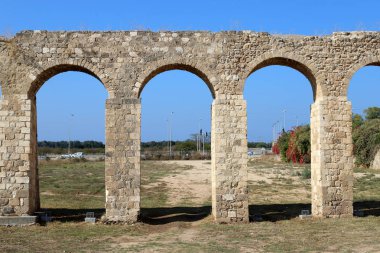 İsrail 'in kuzeyindeki Acre şehrindeki antik Roma su kemerinin kalıntıları. 