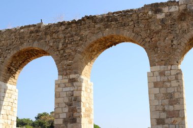 İsrail 'in kuzeyindeki Acre şehrindeki antik Roma su kemerinin kalıntıları. 