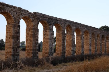 İsrail 'in kuzeyindeki Acre şehrindeki antik Roma su kemerinin kalıntıları. 