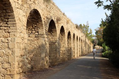 İsrail 'in kuzeyindeki Acre şehrindeki antik Roma su kemerinin kalıntıları. 